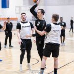 29.04.2021. Kielce. Wspólny trening Łomży Vive Kielce i AZS UJK Kielce. Na zdjęciu (w środku): Igor Karacić / kielcehandball.pl