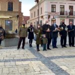 10.04.2021. Sandomierz. Złożenie kwiatów przy ratuszu, w miejscu gdzie w maju 2009 roku prezydent Lech Kaczyński spotkał się z mieszkańcami Sandomierza. Na zdjęciu (z prawej): poseł Marek Kwitek / biuro poselskie Marka Kwitka