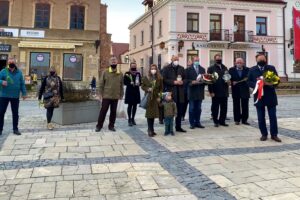 10.04.2021. Sandomierz. Złożenie kwiatów przy ratuszu, w miejscu gdzie w maju 2009 roku prezydent Lech Kaczyński spotkał się z mieszkańcami Sandomierza. Na zdjęciu (z prawej): poseł Marek Kwitek / biuro poselskie Marka Kwitka