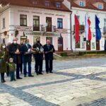 10.04.2021. Sandomierz. Złożenie kwiatów przy ratuszu, w miejscu gdzie w maju 2009 roku prezydent Lech Kaczyński spotkał się z mieszkańcami Sandomierza.Na zdjęciu (z prawej): poseł Marek Kwitek / biuro poselskie Marka Kwitka