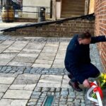 10.04.2021. Sandomierz. Złożenie kwiatów przy ratuszu, w miejscu gdzie w maju 2009 roku prezydent Lech Kaczyński spotkał się z mieszkańcami Sandomierza. Na zdjęciu: poseł Marek Kwitek / biuro poselskie Marka Kwitka