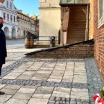 10.04.2021. Sandomierz. Złożenie kwiatów przy ratuszu, w miejscu gdzie w maju 2009 roku prezydent Lech Kaczyński spotkał się z mieszkańcami Sandomierza. Na zdjęciu: poseł Marek Kwitek / biuro poselskie Marka Kwitka