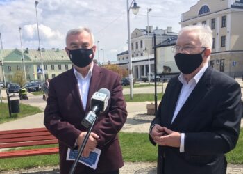 30.04.2021. Skarżysko-Kamienna. Konferencja w sprawie Krajowego Planu Odbudowy. Na zdjęciu (od lewej): Andrzej Bętkowski - marszałek województwa świętokrzyskiego i Krzysztof Lipiec - prezes świętokrzyskich struktur PiS / Paulina Michta / Radio Kielce