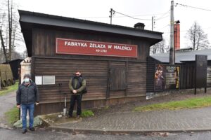 17.04.2021 Maleniec. Poszukiwanie skarbów. Na zdjęciu (od lewej): Maciej Chłopek – dyrektor Zabytkowego Zakładu Hutniczego w Maleńcu i Radosław Nowek - prezes stowarzyszenia historycznego „Pasja” / Magdalena Galas-Klusek / Radio Kielce