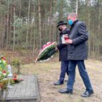 22.04.2021. Młynek Nieświński. Złożenie wieńców i zapalenie zniczy przy tablicy upamiętniającej nazwiska zamordowanych przez Niemców Polaków. Na zdjęciu (od lewej): Krzysztof Obratanski - burmistrz Końskich i Marcin Zieliński - wiceburmistrz Końskich / Magdalena Galas-Klusek / Radio Kielce