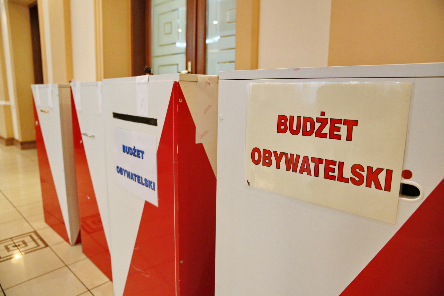 Otwarcie urn z głosami oddanymi przez mieszkańców Kielc na zadania zgłoszone do Budżetu Obywatelskiego / Marzena Mąkosa / Radio Kielce