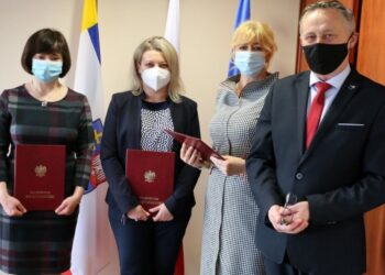 21.04.2021 Kielce. Wręczenie aktów powołania dla nowych konsultantów wojewódzkich w ochronie zdrowia. Na zdjęciu (od lewej): Agnieszka Mostek – konsultant do spraw pielęgniarstwa pediatrycznego, Agnieszka Kurosad – konsultant w dziedzinie farmacji klinicznej, Alicja Topolska – konsultant w dziedzinie pielęgniarstwa opieki długoterminowej i wojewoda Zbigniew Koniusz / Świętokrzyski Urząd Wojewódzki