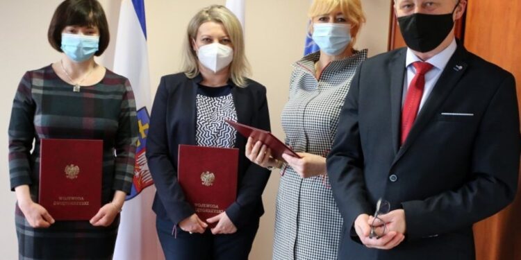 21.04.2021 Kielce. Wręczenie aktów powołania dla nowych konsultantów wojewódzkich w ochronie zdrowia. Na zdjęciu (od lewej): Agnieszka Mostek – konsultant do spraw pielęgniarstwa pediatrycznego, Agnieszka Kurosad – konsultant w dziedzinie farmacji klinicznej, Alicja Topolska – konsultant w dziedzinie pielęgniarstwa opieki długoterminowej i wojewoda Zbigniew Koniusz / Świętokrzyski Urząd Wojewódzki