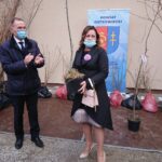 27.04.2021. Ostrowiec Świętokrzyski. Wręczenie drzewek miododajnych. Na zdjęciu (od lewej): Andrzej Jabłoński - wicestarosta ostrowiecki i Joanna Suska - burmistrz Ćmielowa / Emilia Sitarska / Radio Kielce