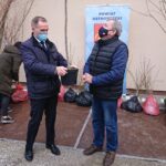 27.04.2021. Ostrowiec Świętokrzyski. Wręczenie drzewek miododajnych. Na zdjęciu (od lewej): Andrzej Jabłoński - wicestarosta ostrowiecki i Józef Misiura - prezes Stowarzyszenia Pszczelarzy Ziemi Ostrowieckiej / Emilia Sitarska / Radio Kielce