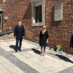 10.04.2020 Sandomierz. Przedstawiciele PiS złożyli kwiaty przy tablicy znajdującej się na ścianie Ratusza. Na zdjęciu (od lewej): Stanisław Zięba, poseł Marek Kwitek, Mariola Stępień - NSZZ „Solidarność” Ziemi Sandomierskiej i Krzysztof Szatan – miejski radny / Grażyna Szlęzak-Wójcik / Radio Kielce