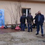 27.04.2021. Ostrowiec Świętokrzyski. Wręczenie drzewek miododajnych / Emilia Sitarska / Radio Kielce