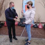 27.04.2021. Ostrowiec Świętokrzyski. Wręczenie drzewek miododajnych / Emilia Sitarska / Radio Kielce