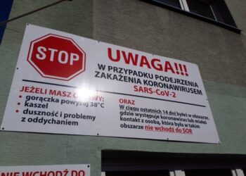 16.05.2020. Materiały dotyczące życia w czasie pandemii koronawirusa. Ostrzeżenie nad wejściem do Szpitala Ducha Św. w Sandomierzu / Joanna Sarwa