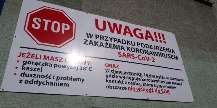 16.05.2020. Materiały dotyczące życia w czasie pandemii koronawirusa. Ostrzeżenie nad wejściem do Szpitala Ducha Św. w Sandomierzu / Joanna Sarwa