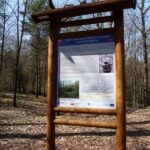 25.04.2021 Piekoszów. Budowa ścieżek dydaktycznych na terenie rezerwatów Moczydło i Chelosiowa Jama w gminie Piekoszów / www.piekoszow.pl