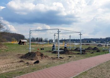 22.04.2021. Wąchock. Montaż elementów Plenerowej Fabryki Zdrowia / UMiG Wąchock