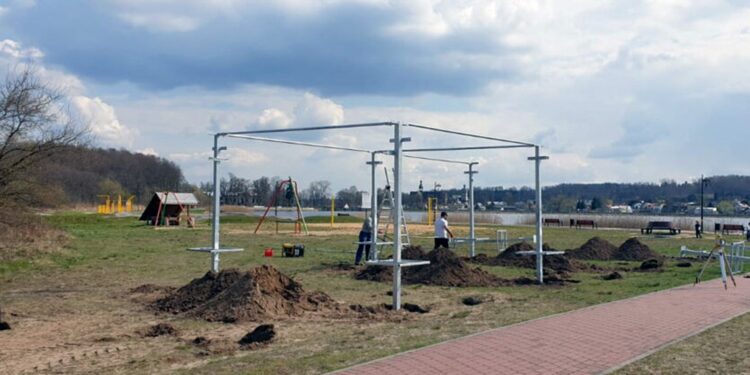 22.04.2021. Wąchock. Montaż elementów Plenerowej Fabryki Zdrowia / UMiG Wąchock