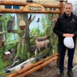 25.04.2021 Piekoszów. Budowa ścieżek dydaktycznych na terenie rezerwatów Moczydło i Chelosiowa Jama w gminie Piekoszów. Na zdjęciu Zbigniew Piątek - wójt Piekoszowa / www.piekoszow.pl