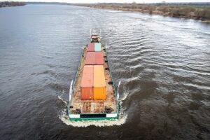 Chełmno, Pierwszy w historii komercyjny rejs na Wiśle z wykorzystaniem kontenerów z towarami / Tytus Żmijewski / PAP