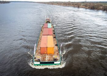 Chełmno, Pierwszy w historii komercyjny rejs na Wiśle z wykorzystaniem kontenerów z towarami / Tytus Żmijewski / PAP