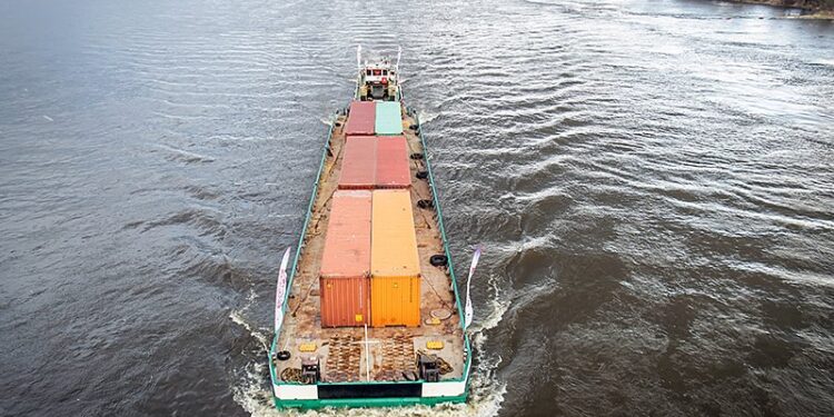 Chełmno, Pierwszy w historii komercyjny rejs na Wiśle z wykorzystaniem kontenerów z towarami / Tytus Żmijewski / PAP