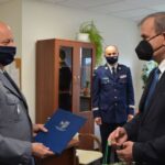 16.04.2021. Kazimierza Wielka. Powołanie nowego komendanta policji w Kazimierzy Wielkiej. Na zdjęciu (od lewej): mł. insp. Jacek Piwowarski – nowy komendant policji w Kazimierzy Wielkiej, nadinsp. dr Jarosław Kaleta - komendant wojewódzki policji w Kielcach i Jan Nowak - starosta kazimierski / KPP Kazimierza Wielka