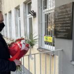 10.04.2021. Sandomierz. Obchody 11. rocznicy katastrofy smoleńskiej. Na zdjęciu: poseł Marek Kwitek przy tablicy upamiętniającej  Przemysława Gosiewskiego / Grażyna Szlęzak-Wójcik / Radio Kielce