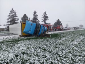 14.04.2021 Przybysławice Ciężarówka blokuje drogę / OSP Ożarów