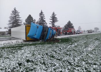 14.04.2021 Przybysławice Ciężarówka blokuje drogę / OSP Ożarów