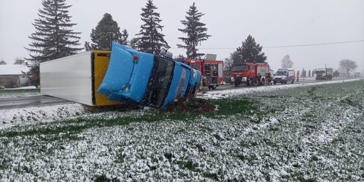 14.04.2021 Przybysławice Ciężarówka blokuje drogę / OSP Ożarów