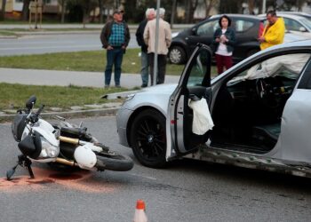 09.04.2020 Kielce. Zderzenie samochodu osobowego z motocyklem na ul. Sandomierskiej / Wiktor Taszłow / Radio Kielce