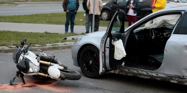 09.04.2020 Kielce. Zderzenie samochodu osobowego z motocyklem na ul. Sandomierskiej / Wiktor Taszłow / Radio Kielce