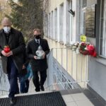 10.04.2021. Sandomierz. Obchody 11. rocznicy katastrofy smoleńskiej. Na zdjęciu: radni powiatu sandomierskiego z PiS Krzysztof Kandefer i Waldemar Maruszczak / Grażyna Szlęzak-Wójcik / Radio Kielce