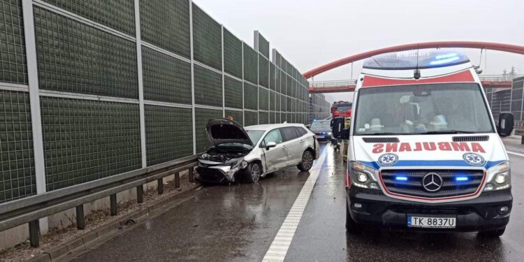 14.04.2021 Skarżysko-Kamienna. Wypadek na S7 / straż pożarna