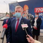 29.04.2021 Ostrowiec. Konferencja dotycząca Funduszu Odbudowy. Na zdjęciu (od lewej): Janusz Gołdyn i Mirosław Rogoziński - radni powiatowi, senator Jarosław Rusiecki, Emilia Łupina - radna powiatowa, Magdalena Zieleń - radna sejmiku i poseł Marek Kwitek / Emilia Sitarska / Radio Kielce