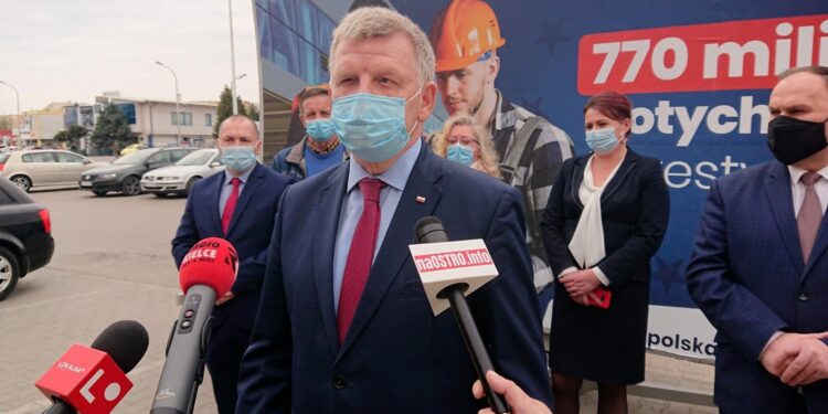 29.04.2021 Ostrowiec. Konferencja dotycząca Funduszu Odbudowy. Na zdjęciu (od lewej): Janusz Gołdyn i Mirosław Rogoziński - radni powiatowi, senator Jarosław Rusiecki, Emilia Łupina - radna powiatowa, Magdalena Zieleń - radna sejmiku i poseł Marek Kwitek / Emilia Sitarska / Radio Kielce