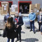30.04.2021 Kielce. Nowy sprzęt dla szpitali powiatowych. Na zdjęciu od lewej: Jerzy Kuliński - zastępca dyrektora szpitala w Sandomierzu, Rafała Krupa - dyrektor Szpitala Powiatowego we Włoszczowie, Zbigniew Koniusz - wojewoda, Artur Lepiarczyk - dyrektor Szpitala Kieleckiego, Krzysztof Słonina - dyrektor Szpitala Powiatowego w Pińczowie i Leszek Lepiarz -  syrektor Szpitala Powiatowego w Skarżysku – Kamiennej / Jarosław Kubalski / Radio Kielce