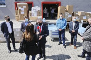 30.04.2021 Kielce. Nowy sprzęt dla szpitali powiatowych. Na zdjęciu od lewej: Jerzy Kuliński - zastępca dyrektora szpitala w Sandomierzu, Rafała Krupa - dyrektor Szpitala Powiatowego we Włoszczowie, Zbigniew Koniusz - wojewoda, Artur Lepiarczyk - dyrektor Szpitala Kieleckiego, Krzysztof Słonina - dyrektor Szpitala Powiatowego w Pińczowie i Leszek Lepiarz - syrektor Szpitala Powiatowego w Skarżysku – Kamiennej / Jarosław Kubalski / Radio Kielce