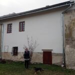 05.04.2021. Ublinek. Dawny zbór ariański. Na zdjęciu Elżbieta Baran - właścicielka budynku / Emilia Sitarska / Radio Kielce