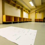 31.3.2016 Kielce. Kolporter Arena. Szatnia gości, na podłodze materiały po ostatnim meczu... / Wojciech Habdas / Radio Kielce