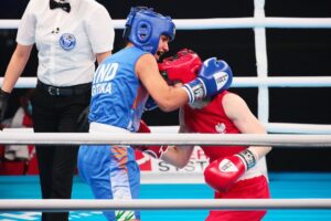 22.04.2021. Kielce. Młodzieżowe Mistrzostwa Świata Kobiet i Mężczyzn w Boksie. Finał wagi muszej (48 kg): Natalia Kuczewska (Polska, czerwony strój) vs. Gitika (Indie, niebieski strój) / Wiktor Taszlow / Radio Kielce