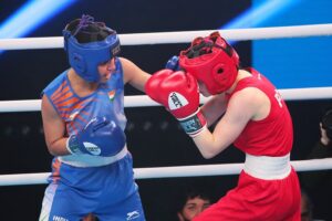 22.04.2021. Kielce. Młodzieżowe Mistrzostwa Świata Kobiet i Mężczyzn w Boksie. Finał wagi muszej (48 kg): Natalia Kuczewska (Polska, czerwony strój) vs. Gitika (Indie, niebieski strój) / Wiktor Taszlow / Radio Kielce