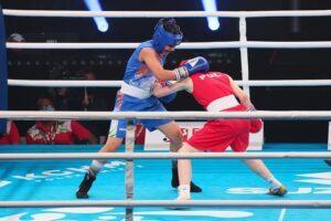 22.04.2021. Kielce. Młodzieżowe Mistrzostwa Świata Kobiet i Mężczyzn w Boksie. Finał wagi muszej (48 kg): Natalia Kuczewska (Polska, czerwony strój) vs. Gitika (Indie, niebieski strój) / Wiktor Taszlow / Radio Kielce