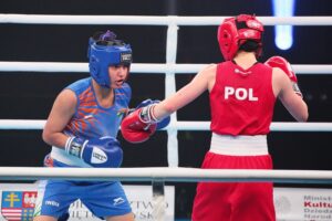 22.04.2021. Kielce. Młodzieżowe Mistrzostwa Świata Kobiet i Mężczyzn w Boksie. Finał wagi muszej (48 kg): Natalia Kuczewska (Polska, czerwony strój) vs. Gitika (Indie, niebieski strój) / Wiktor Taszlow / Radio Kielce