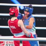 22.04.2021. Kielce. Młodzieżowe Mistrzostwa Świata Kobiet i Mężczyzn w Boksie. Finał wagi muszej (48 kg): Natalia Kuczewska (Polska, czerwony strój) vs. Gitika (Indie, niebieski strój) / Wiktor Taszlow / Radio Kielce