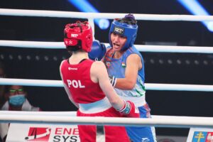 22.04.2021. Kielce. Młodzieżowe Mistrzostwa Świata Kobiet i Mężczyzn w Boksie. Finał wagi muszej (48 kg): Natalia Kuczewska (Polska, czerwony strój) vs. Gitika (Indie, niebieski strój) / Wiktor Taszlow / Radio Kielce