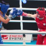 22.04.2021. Kielce. Młodzieżowe Mistrzostwa Świata Kobiet i Mężczyzn w Boksie. Finał wagi muszej (48 kg): Natalia Kuczewska (Polska, czerwony strój) vs. Gitika (Indie, niebieski strój) / Wiktor Taszlow / Radio Kielce
