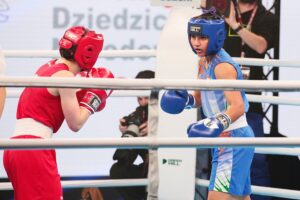 22.04.2021. Kielce. Młodzieżowe Mistrzostwa Świata Kobiet i Mężczyzn w Boksie. Finał wagi muszej (48 kg): Natalia Kuczewska (Polska, czerwony strój) vs. Gitika (Indie, niebieski strój) / Wiktor Taszlow / Radio Kielce