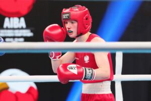 22.04.2021. Kielce. Młodzieżowe Mistrzostwa Świata Kobiet i Mężczyzn w Boksie. Finał wagi muszej (48 kg): Natalia Kuczewska (Polska, czerwony strój) vs. Gitika (Indie, niebieski strój) / Wiktor Taszlow / Radio Kielce